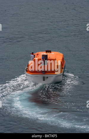 Leben Boote Ausschreibungen Hochgeschwindigkeitsfahrzeuge vom Kreuzfahrtschiff P & O Aurora Reunion Inselhafen Stockfoto