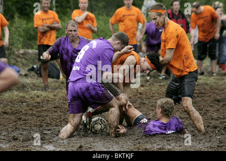 SUMPF-FUSSBALL, FINNLAND gegen RUSSLAND, 2008: FC Sputnik und Telinekataja Oy im 12. Halbfinale der Sumpf-Fußball-Weltmeisterschaft in Ukkohalla, Finnland Stockfoto