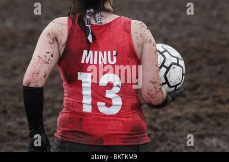 COOLE TORHÜTER, SUMPFFUSSBALL, EXTREMSPORT: Jyvajemmarit Torhüter bei der 13. Jährlichen Sumpffußball-Weltmeisterschaft in Ukkohalla, Finnland Stockfoto