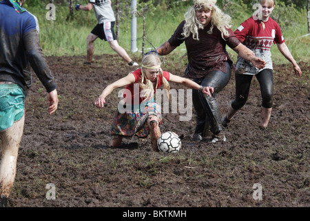 DIESES SINKENDE GEFÜHL, SUMPFFUSSBALL, EXTREMSPORT: Tiefer Schlamm als Turbo Urhot Team Asha bei der Sumpffußball-Weltmeisterschaft in Ukkohalla, Finnland trifft Stockfoto