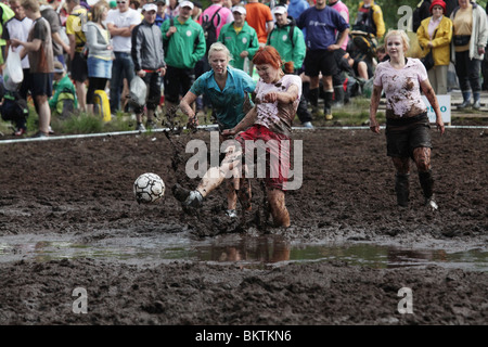 SUMPFFUSSBALL, EXTREMSPORT: Schlammdurchtränkte Frauen kämpfen bei der 13. Jährlichen Sumpffußball-Weltmeisterschaft in Ukkohalla, Finnland Stockfoto