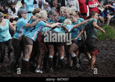 SUMPFFUSSBALL, EXTREMSPORT: Frauen feiern einen Sieg bei der 13. Jährlichen Sumpffußball-Weltmeisterschaft in Ukkohalla, Finnland Stockfoto