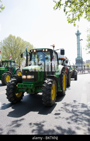 Traktoren am place De La Bastille in Paris Stockfoto