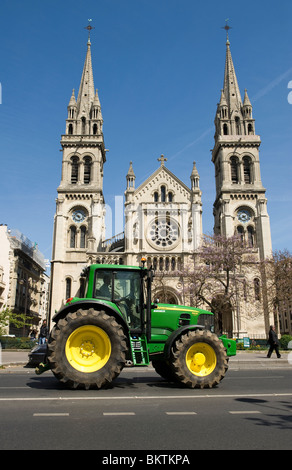 Traktoren im Zentrum von Paris vor der Kirche Saint Ambroise Stockfoto