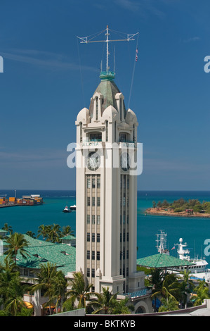 Der Aloha Tower am Eingang zum Hafen Honolulu, Hawaii Stockfoto