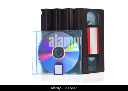 Alte Video-Kassette, eine DVD-Disk mit Flash Memory Card isoliert auf weißem Hintergrund Stockfoto