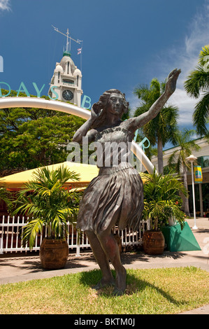 Bronzestatue des Hula Tänzerin am Eingang zum Aloha Tower Markt Platz, Honolulu, Hawaii, USA Stockfoto