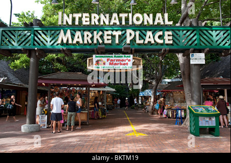 Eingang zum internationalen Marktplatz in Waikiki, Honolulu, Hawaii Stockfoto