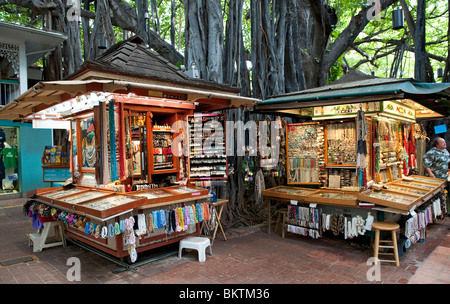 Schmuck-Stände und riesigen Banyan-Baum auf dem internationalen Markt in Waikiki, Honolulu, Hawaii Stockfoto