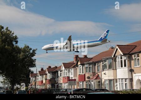 Ein All Nippon Airways (ANA) Boeing 777-381/ER landet auf dem Flughafen Heathrow, London, UK. Ansicht von Myrtle Avenue, Hounslow. JA780A Stockfoto