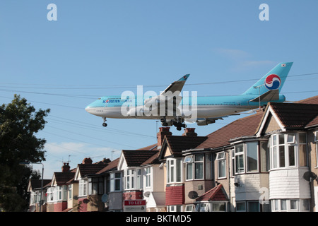 Ein Korean Air Boeing 747-400 landet auf dem Flughafen Heathrow, London, UK. Ansicht von Myrtle Avenue, Hounslow. (HL7465) Stockfoto