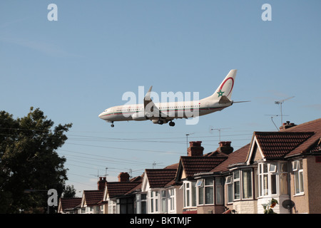 Royal Air Maroc (RAM) Boeing 737 Landung am Flughafen Heathrow, London, UK. Ansicht von Myrtle Avenue, Hounslow. (CN-ROB) Stockfoto