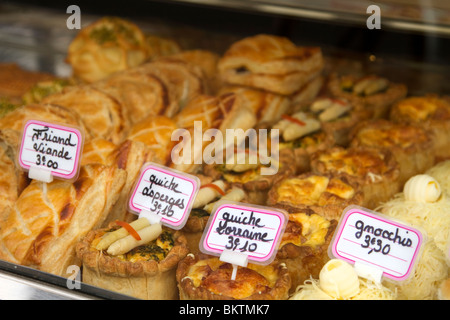 Gebäck zum Verkauf im Fenster eine Boulangerie in Paris Stockfoto