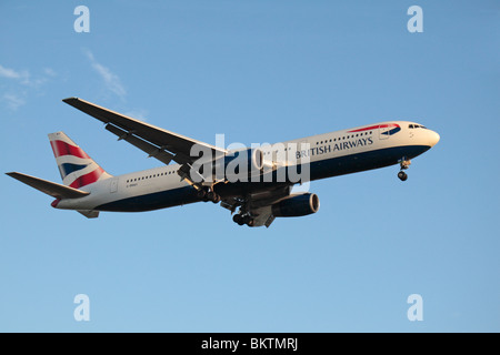 Eine British Airways (BA) Boeing 767 in London Heathrow, Vereinigtes Königreich Land herein.  August 2009. (G-BNWX) Stockfoto