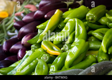 Sortiment an Gemüse zum Verkauf in Aligre-Markt, Paris Stockfoto