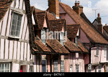 Dachdetails aus einer Reihe von mittelalterlichen Häusern in Lavenham, Suffolk. Stockfoto
