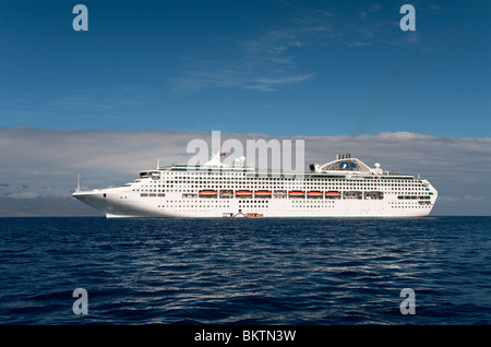 Die Luxus Kreuzfahrt Schiff Dawn Princess vor Anker aus Lahaina, Maui, Hawaii, USA Stockfoto