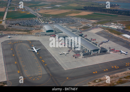 Flughafen in Larnaca, Zypern, Europa, mit dem Terminal-Gebäude, Vorfeld, Rollbahnen und Flugzeuge vor ihren Toren. Luftverkehr und Flüge in der EU. Stockfoto
