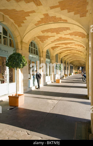 Place de Voges, Paris, Frankreich Arcade-einkaufen Stockfoto