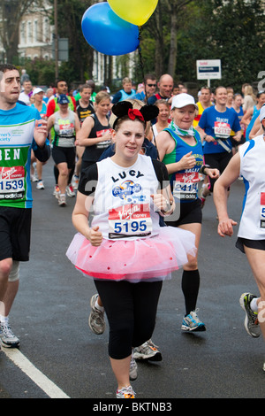 London-Marathon 2010. Lady läuft in einem Tutu mit Luftballons. Stockfoto