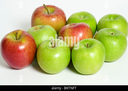 BRAEBURN UND GRANNY SMITH ÄPFEL Stockfoto