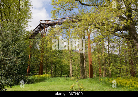 Die Baumkrone Gehweg in Kew Gardens gesehen durch zeitigen Frühjahr Laub in Kew Gardens, London, UK Stockfoto