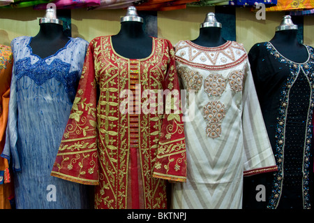 Bunte Kleider auf Verkauf in Mutrah Souk Muscat Oman Stockfoto