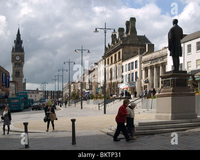 Hohe Reihe Haupteinkaufsstraße mit Markthalle Turm Uhr, Darlington, Co. Durham UK an einem Frühlingsmorgen Stockfoto