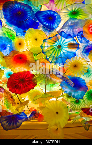 Glasblumen schuf der Künstler DALE CHIHULY in der Decke des BELLAGIO HOTEL AND CASINO - LAS VEGAS, NEVADA Stockfoto