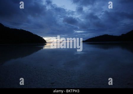 Abend und Ebbe bei Ko Surin marine Nationalpark, eines der am weitesten entfernten Insel Reiseziele in Thailand. Stockfoto