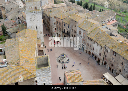 Ein schönen Blick auf die Piazza della Cisterna, einer schönen dreieckigen Piazza mit 13. Jahrhundert gut und beringte durch unberührte 13. - und 14 t Stockfoto