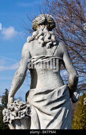 Statue der Frau Rückansicht im Stadtpark Nahaufnahme vor blauem Himmel Bilder Fotos Fotos sehr hohe Auflösung vertikal in den USA USA Hi-res Stockfoto