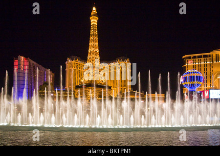 Am Abend zeigen Springbrunnen des Bellagio mit Blick auf das PARIS HOTEL AND CASINO - LAS VEGAS, NEVADA Stockfoto