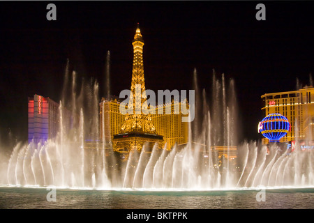 Am Abend zeigen Springbrunnen des Bellagio mit Blick auf das PARIS HOTEL AND CASINO - LAS VEGAS, NEVADA Stockfoto