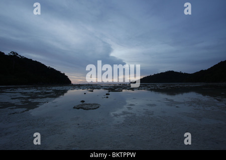 Abend und Ebbe bei Ko Surin marine Nationalpark, eines der am weitesten entfernten Insel Reiseziele in Thailand. Stockfoto