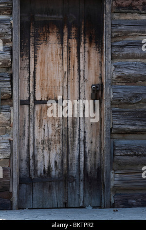 Amerikanische Holzwand der alten Pionier-Blockhütte Bilder Bilder Fotos sehr hochauflösendes vertikales Format in den USA Hi-res Stockfoto