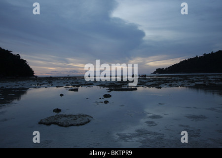 Abend und Ebbe bei Ko Surin marine Nationalpark, eines der am weitesten entfernten Insel Reiseziele in Thailand. Stockfoto