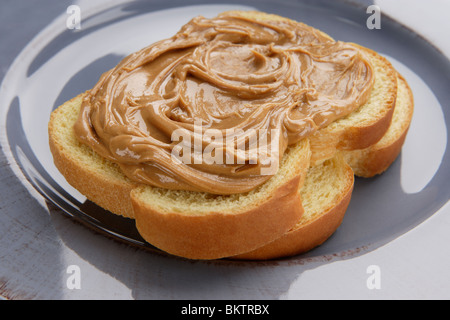 Peanut butter Sandwich, öffnen Sie auf der Platte Stockfoto