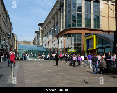 Oberen Teil der Buchanan Street in Glasgow mit Eingang zur u-Bahnstation und Buchanan Galleries und Einkaufszentrum rechts. Stockfoto