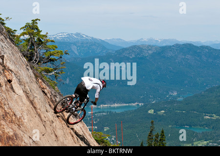 Downhill Mountainbiken in den weltberühmten Whistler Bike Park in Whistler, BC, Kanada Stockfoto