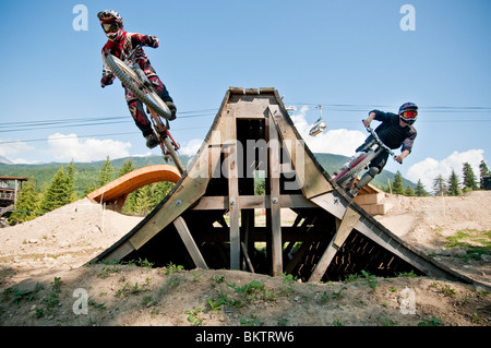 Downhill Mountainbiken in den weltberühmten Whistler Bike Park in Whistler, BC, Kanada Stockfoto