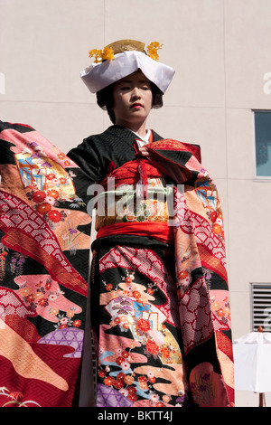 Japanerin, die Modellierung der neuesten Mode Kimono Stockfoto