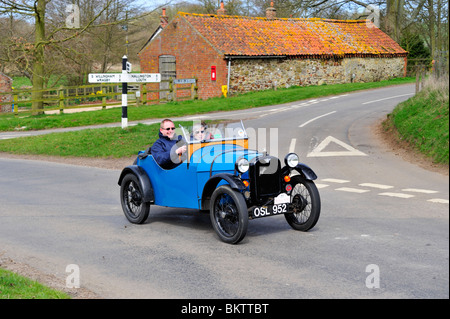 AUF DER LANDSTRAßE. Austin sieben spezielle 1933. Oldtimer Stockfoto