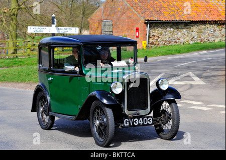 Austin Seven Box Saloon 1932 AUF OFFENER STRASSE. Stockfoto