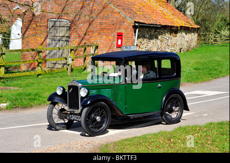 AUSTIN 7 1932 AUF OFFENER STRASSE. Stockfoto