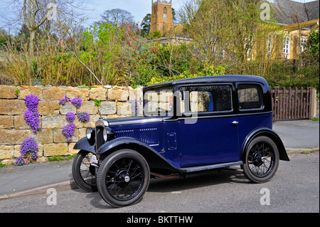 AUSTIN 7 1932 AUF OFFENER STRASSE. Stockfoto