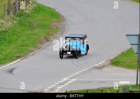 AUSTIN 7 1937 AUF OFFENER STRASSE. Stockfoto