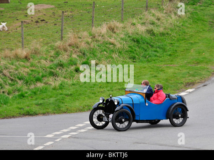 AUF DER LANDSTRAßE. AUSTIN 7 1933 Stockfoto