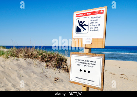 Warnzeichen für instabile Klippen im Coast Guard Beach, Cape Cod National Seashore, Eastham, Massachusetts, USA Stockfoto