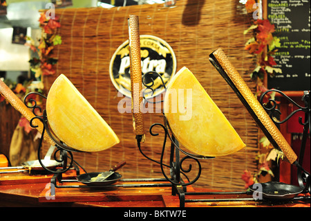 Schweizer Raclette mit Schmelzkäse. Raclette ist auch ein Gericht in Teilen der Schweiz, Wallonie und Frankreich Stockfoto